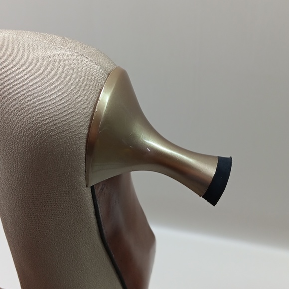 Stuart Weitzman - Picture 4 of 6